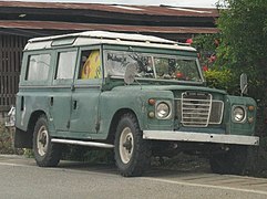 L'escorte mène les protagonistes à la pyramide paztèque en Land Rover 109 SW série III.