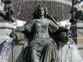 Statue allégorique de la Loire sur la fontaine de la Place Royale à Nantes. Fontaine de Daniel Ducommun de Locle, Guillaume Grootaërs et Simon Voruz (1865). (définition réelle 2 000 × 1 496)