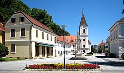 A főtér a Szt. András-templommal