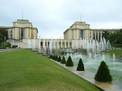 A Palais de Chaillot, az 1937-es Párizsi Világkiállításra Louis-Hippolyte Boileau, Jacques Carlu és Léon Azéma tervezte