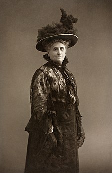 La féministe norvégienne Gina Krog, photographiée en 1916 par Eivind Enger. (définition réelle 3 000 × 4 640)