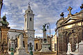 Fiċ-Ċimiterju ta' Recoleta, b'dettall arkitettoniku abbundanti, huma midfuna figuri kbar tal-istorja Arġentina/In the Recoleta Cemetery, with abundant architectural detail, great figures of Argentine history are buried/En el Cementerio de la Recoleta, de abundante detalle arquitectónico, se hallan sepultados grandes personajes de la historia argentina.