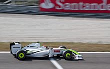 Photo vue de droite de la BGP 001 de Barrichello en piste, près d'un bac à graviers