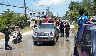 Mange thaier kører rundt og sprøjter vand fra biler, mens andre laver vejblokader, for at hilse alle passerende trafikanter med pudder og vandstænk (2008).