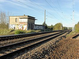 Stellwerk Fichtengrund (2011), rechts zweigte die Umfahrungsstrecke ab