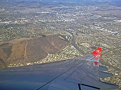 Lugfoto van Tygerberg-heuwels en die voorstede Panorama en Welgemoed rondom die heuwel, met die N1-nasionale pad duidelik sigbaar in hierdie foto.