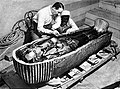 A apertura do sarcófago de Tutankhamon por Howard Carter en 1923, un dos momentos máis espectaculares da arqueoloxía. Era unha tumba intacta, e precisamente a do faraón cuxo breve reinado (1336-1327 a.C.) significou a volta á ortodoxia tradicional da relixión exipcia tras a paréntese herética de Akhenatón.