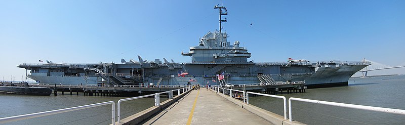 Ảnh toàn cảnh của USS Yorktown tại Patriots Point, năm 2012