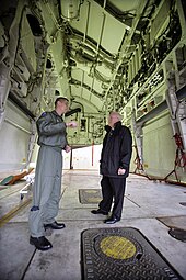 Vue par dessous de la soute à armements ouverte du B-2, qui n'emporte cependant pas de bombes sur cette photo.