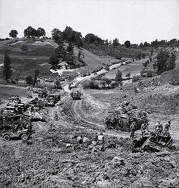 24 mai 1944 : Les Forces canadiennes en Italie avançant de la ligne Gustave à la ligne Hitler.