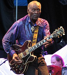 O cantaire, compositor y musico estausunidense Chuck Berry, mientres una actuación en 2007.