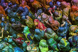 Foule enduite de gulal, ou poudres de couleurs, lors du Holi célébré à Mathura dans l’Uttar Pradesh.