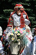 Un joven con la vestimenta tradicional y una rosa en su boca durante la cabalgata de los Reyes de Vlcnov en 2007.