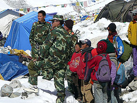 Selon Pavle Kozjek, quelques survivants capturés et des gardes-frontières chinois, au camp de base avancé de Cho Oyu.