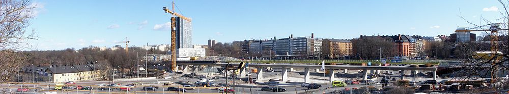 Norrtull under omvandling i mars 2011. Längst till vänster syns Stallmästaregården och i mitten skyskrapan Wenner-Gren Center. Viadukten för Värtabanan är under uppförande.