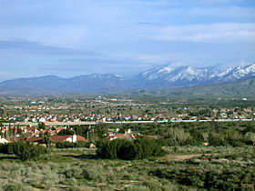 Palmdale, voltada para sudeste em direção à Antelope Valley Freeway e às montanhas de San Gabriel