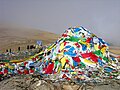 Drapeaux de prières recouvrant un lhapsa au Gampa La (Préfecture de Lhokha, Région autonome du Tibet, Chine)