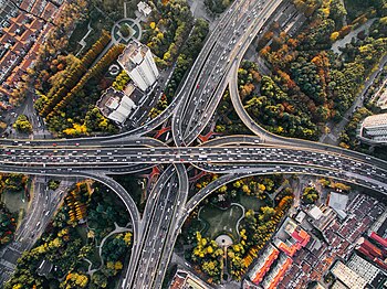 Letecký snímek mimoúrovňové křižovatky typu maltézský kříž na Jen-an Elevated Road v Šanghaji