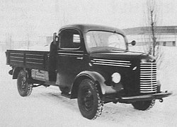 černobílá fotografie vozu Škoda 100 s valníkovou nástavbou