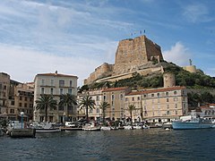 Bonifacio : la citadelle vue du port