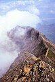 Part de la carena del Crib Goch. Un tram fàcil del camí transcorre sobre la cadira herbosa.