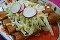 Enchiladas tapatías (de Guadalajara, Jalisco).