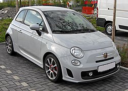 La 500 Abarth version de base en Grigio Campovolo avec des jantes de 16"