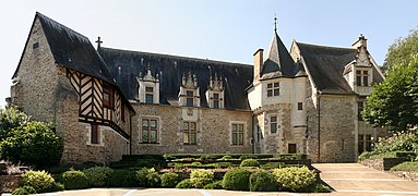 Photographie d'une façade d'hôtel particulier, de style proto-Renaissance, avec jardin.