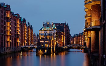 Vista noturna do Wasserschloss em Speicherstadt, Hamburgo, Alemanha. (definição 4 608 × 2 880)