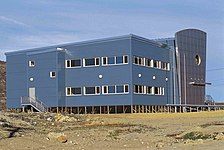 Bygningurin hjá stjórnini í Nunavut stendur í Cape Dorset (Kinngait í inuktitut), á vestursíðuni av baffinslandi í landsparti Qikiqtaaluk.