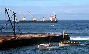 Barco atracando en los muelles de la isla.