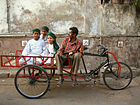 Elever ved den muslimske gutteskolen Fizalamedina Madrasah i Raikhad i Gujarat i India slapper av i en sykkeltaxi, 2007.