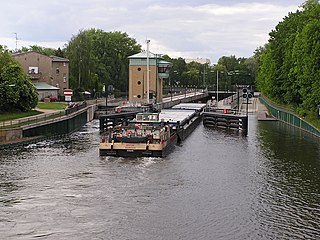 Schleuse Spandau bei Einfahrt eines Schubverbandes