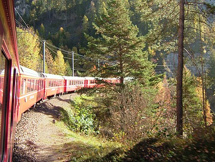 Southbound train between Filisur - Bergün Südwärts fahrender Zug zwischen Filisur - Bergün