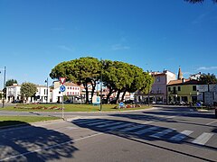 La piazza antistante il porto interno