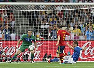 EURO 2012 finalinde İspanyol futbolcu Andrés Iniesta, Gianluigi Buffon'un koruduğu kaleye şutunu çekerken.