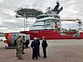 Fuerzas estadounidenses y argentinas frente al barco de rescate Skandi Patagonia.