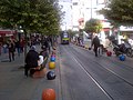 L'Avinguda de Bahariye és una zona de botigues i vida social al centre de Kadıköy. La tramvia de la imatge funciona entre el moll de Kadıköy i el barri de Moda.