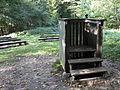 Versammlungsplatz „Speakers Corner“ am Ostufer, mit Redetribüne und Holzbänken