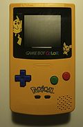 Game Boy Color edición Pokémon con Pikachu y Pichu en la pantalla.