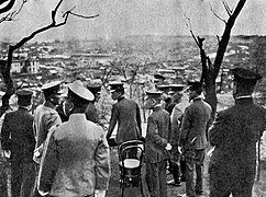 El príncep hereu Hirohito (posteriorment emperador) va visitar Yokohama immediatament després del gran terratrèmol de Kantō de 1923.