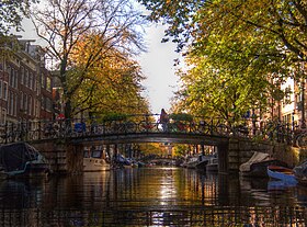 Vue du Egelantiersgracht au cœur du Jordaan, au niveau du Hilletjesbrug.