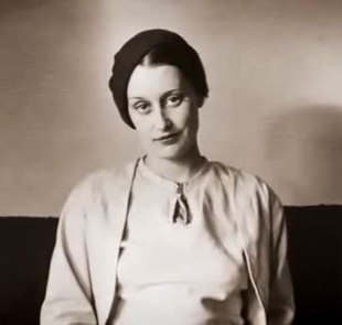 A personagem de Sally Bowles foi baseado em Jean Ross, uma cantora de cabaré britânica com quem Isherwood viveu como colega de quarto na Berlim da era de Weimar.