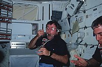 Јанг једе током мисије СТС-9, 1983. године