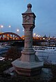 Deutsch: Trebnitzer Brücke (ehemals Rosenthalbrücke) English: Trzebnicki Bridge and 1900/1901 city border stone Polski: Most Trzebnicki i miejski słup graniczny z 1900/1901