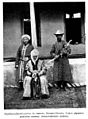 Курманжан Датка (борбордо), уулу Асанбек (солдо) жана кокон кандыгынан берилген кылыч кармаган кул