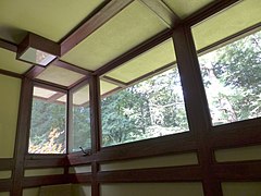 Frank Lloyd Wright hat Fensterbänder vielfach um Ecken herumgeführt (Louis Penfield House)