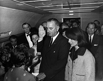 Lyndon B. Johnson felesküszik az elnöki hivatalra két órával elődjének lelövését követően