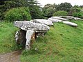 De dekheuvel laat de ingang en de dekstenen zichtbaar bij de Mane Rethual dolmen, Locmariaquer