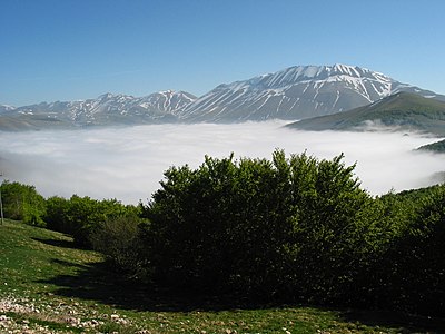 Italiano: Monte Vettore sulla nebbia (Foto Maggio 2003)